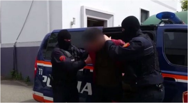 I dha policit 5 mijë lekë për ta korruptuar pasi bëri aksident, arrestohet 31-vjeçari