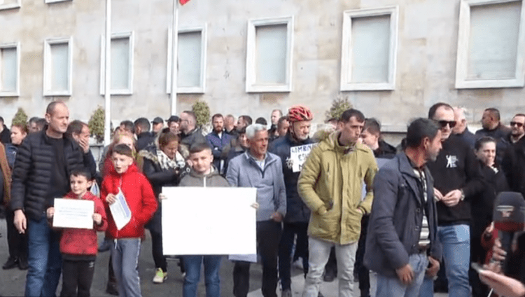 Protestë para Kryeministrisë kundër shembjes së banesave, banorët paralajmërojnë grevë urie