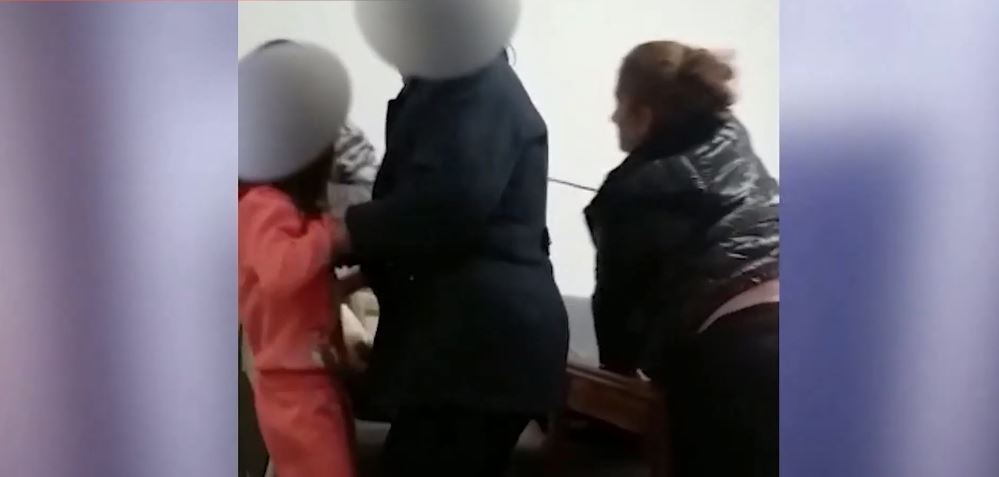 E rëndë/ Gruaja e divorcuar rreh me shkop tre vajzat e saj, arsyeja do t’ju shokojë (VIDEO)