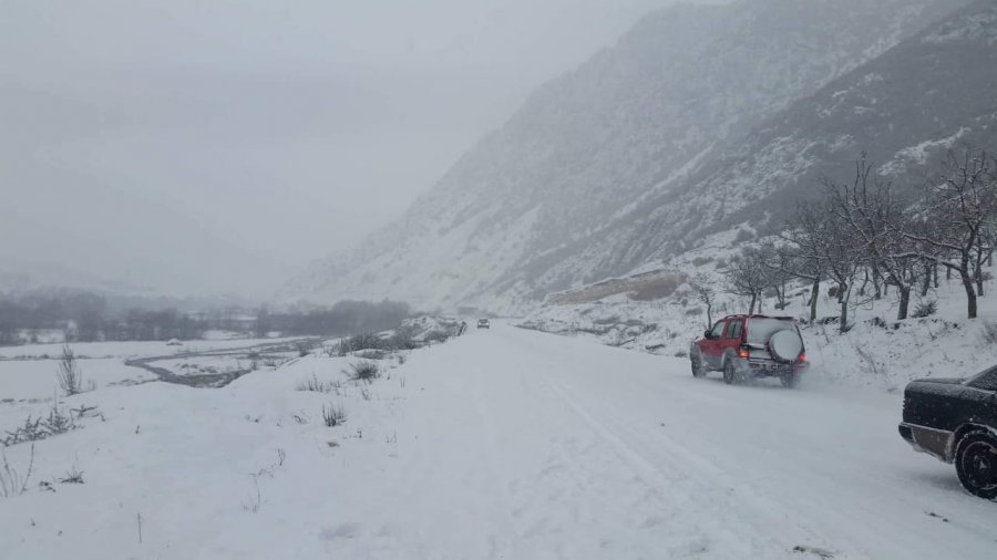 Reshjet e dendura të dëborës, rrugët në fshatra të pakalueshme