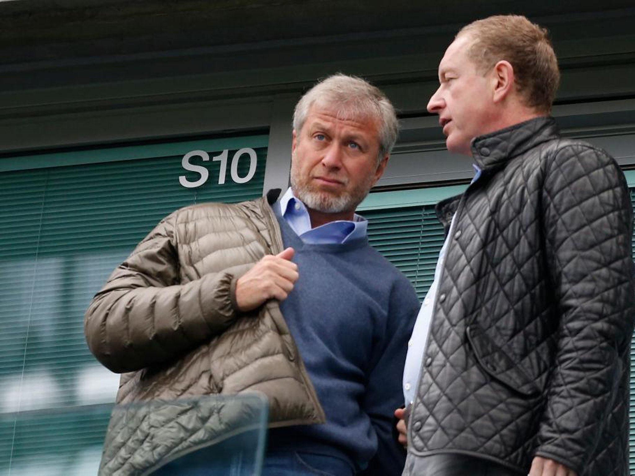 Sanksionet kundër Rusisë, pronari i Chelsea-t nuk mund të jetojë në Mbretërinë e Bashkuar