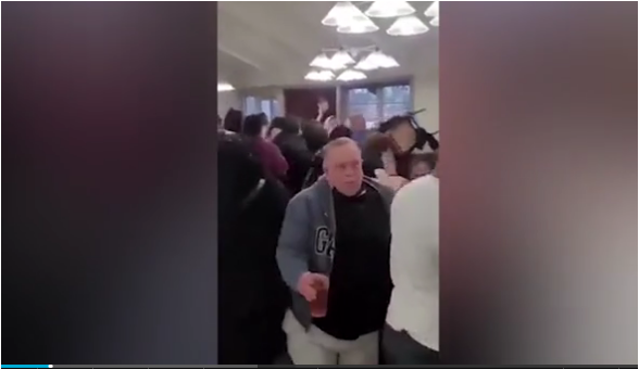 VIDEO/ “Ishte rradha ime”, sherr fizik mes klientëve brenda lokalit, shkak u bë bifteku