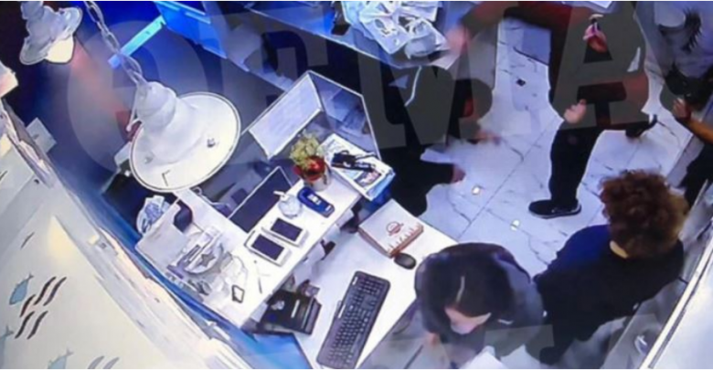 Sherr për një porosi, greku merr thikën dhe sulmon 33-vjeçarin shqiptar në mes të restorantit (FOTO)