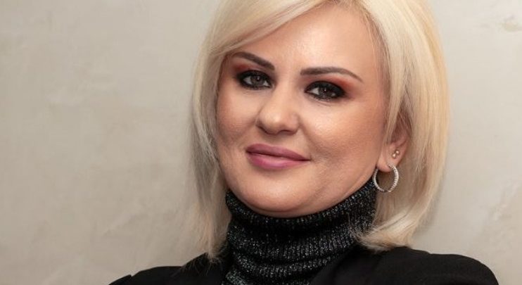 I shpërthyen me tritol makinën dhe i hoqën përgjithmonë licensën një vit më parë, kjo është noterja “fatkeqe” e arrestuar