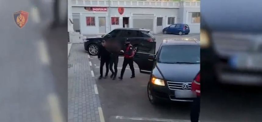 Blinte deri në 2 kg kokainë në Durrës dhe shkonte në Tiranë me transport publik, si u zbulua durrsaku trafikant (VIDEO)