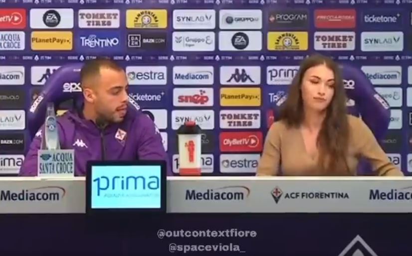 Sulmuesin e Serisë A e tradhton mimika pranë zëdhënëses seksi të klubit