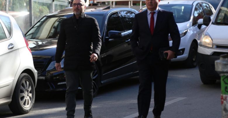 Ish-ministri i Brendshëm Saimir Tahiri mbërrin në Gjykatën e Posaçme, jepet sot vendimi final