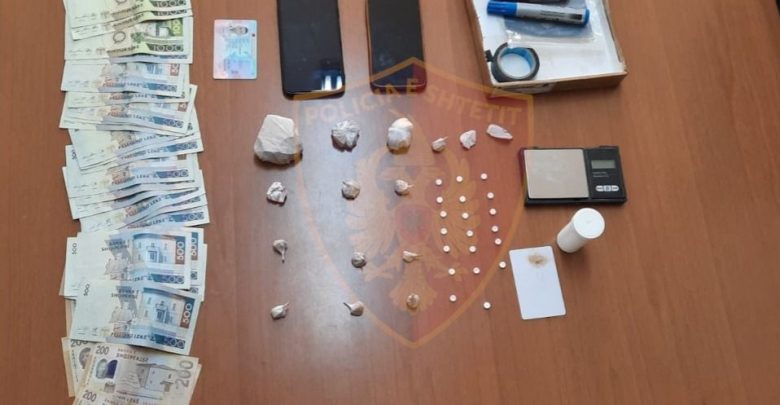 Kapet një sasi heroine dhe para, arrestohet 37-vjeçari