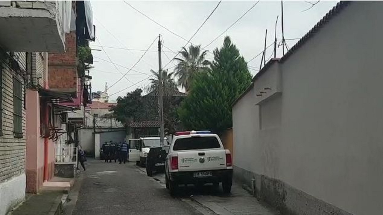 Gjendet një trup i dekompozuar, banorët njoftuan policinë për erën e keqe në lagje