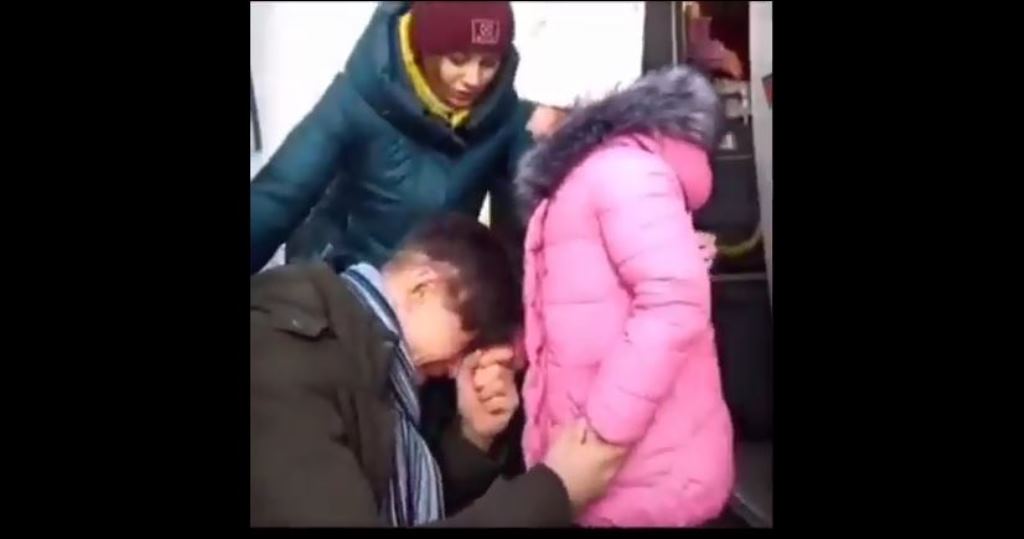 Ndarja e ukrainasit me vajzën e tij do ua këpusë shpirtin: “Do qëndroj të mbroj atdheun!” (VIDEO)