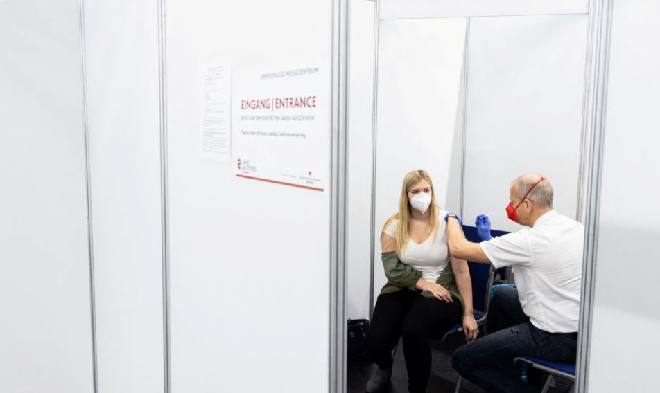 Rritja e të infektuarve me Omicron, hyn në fuqi ligji për vaksinimin e detyrueshëm në këtë shtet të Europës