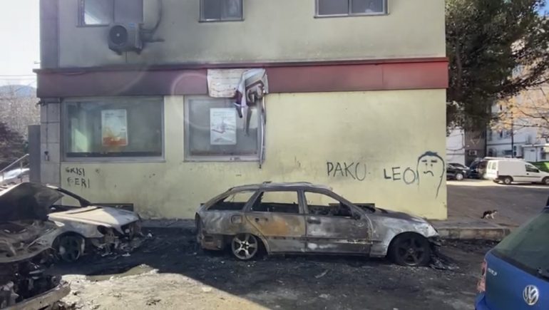 Digjen gjatë natës tre makina në Laç