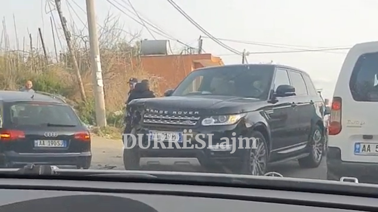 Aksident i trefishtë në Durrës, &#8220;Range Rover-i&#8221; përplaset me &#8220;Audin&#8221; (VIDEO)