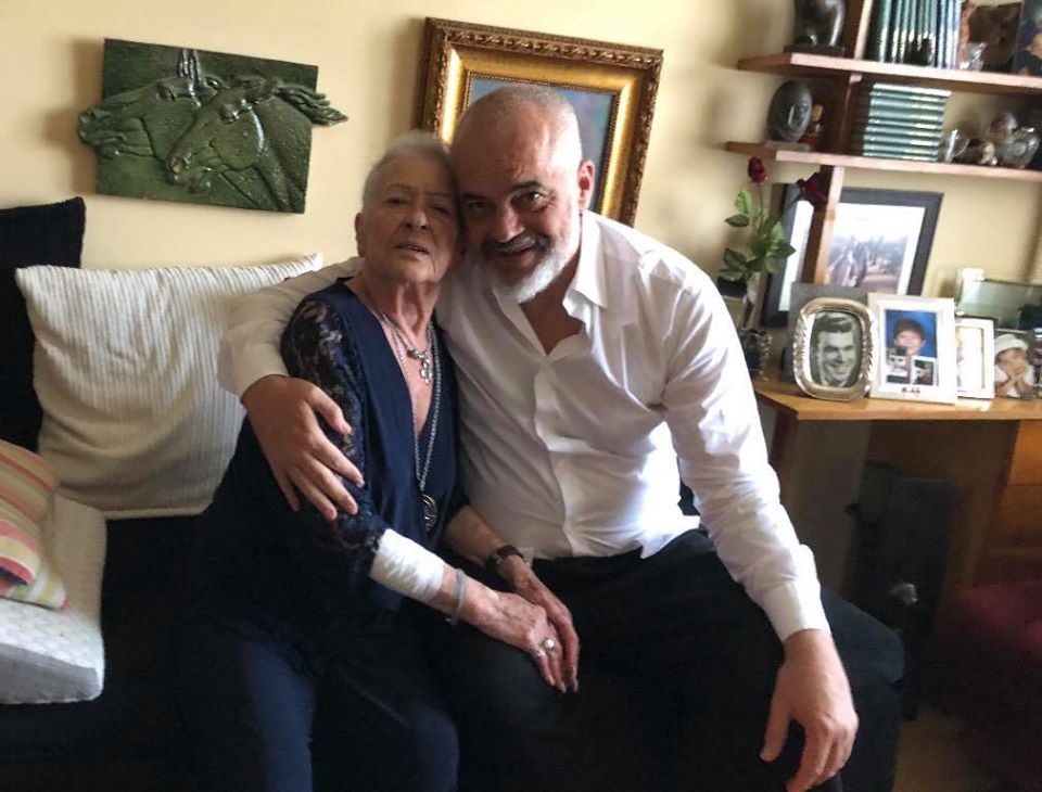 Rama uron 8 Marsin duke kujtuar të ëmën në qiell