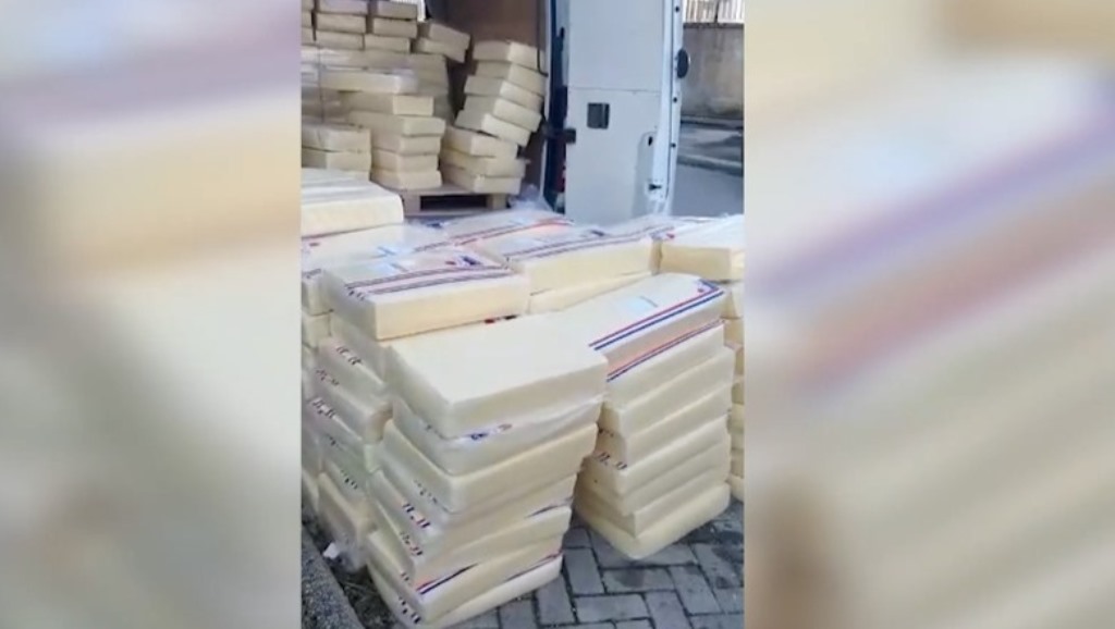 Sekuestrohet afro 5 ton djathë kontrabandë, arrestohet doganieri e dy të tjerë