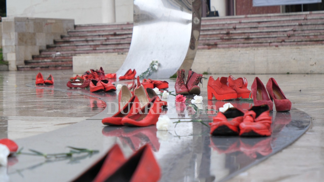 8 Marsi/ Këpucë të kuqe dhe karafila të bardhë në sheshin kryesor të Durrësit, Dervishi: Këtë vit patëm sensibilizim të madh nga të rinjtë (VIDEO)
