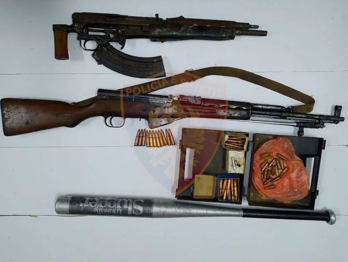 Kishte konflikte me ish-gruan, arrestohet 45-vjeçari, në shtëpi iu gjetën armë zjarri dhe municion luftarak