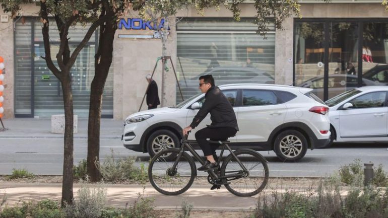 Erion Veliaj publikon foton, shkon me biçikletë në punë