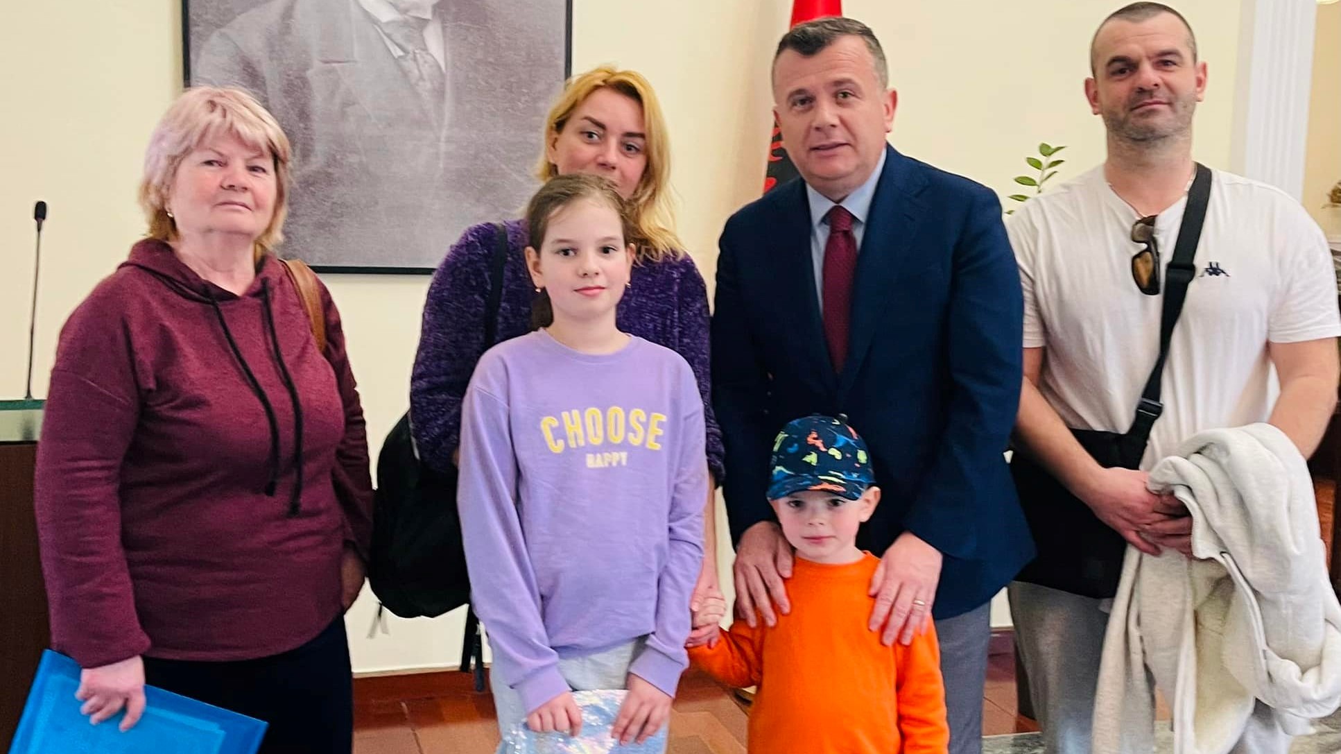 Balla mirëpret në Kuvend familjen nga Ukraina: &#8220;Do të qëndrojnë në Durrës&#8221;