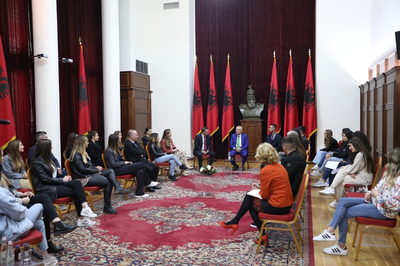 Presidenti Meta takon studentët nga Durrësi: Sa më shumë forcohet demokracia aq më shumë parandalohen konfliktet