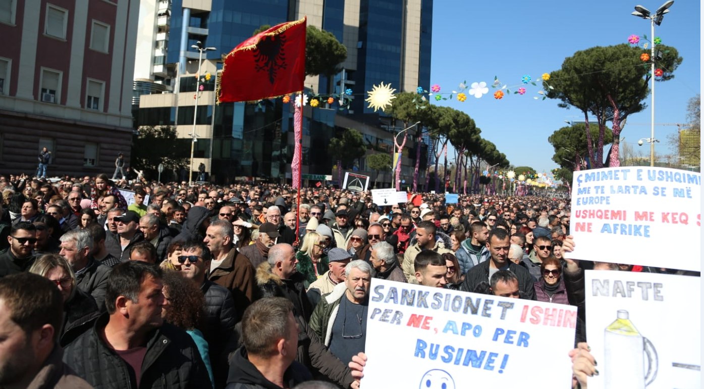 Protestuesit paralajmërojnë nesër protestën e radhës, një pjesë marshon drejt Drejtorisë së Policisë