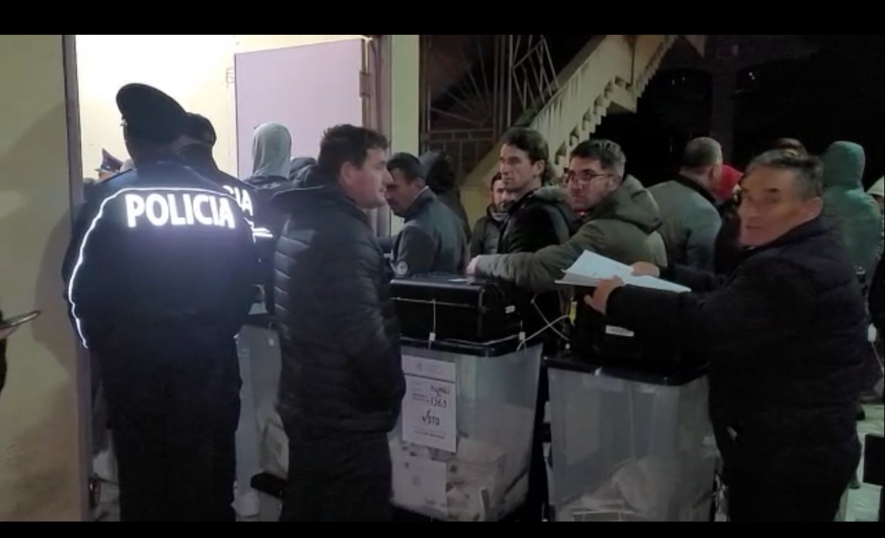 VIDEO/ Merren në dorëzim kutitë e votimit në KZAZ nr.24 në Durrës, kur parashikohet të nisë numërimi