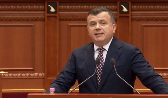 Balla thirrje në Kuvend: “Mos e lejoni Berishën ta kthejë PD-në në bunkier komunist!”