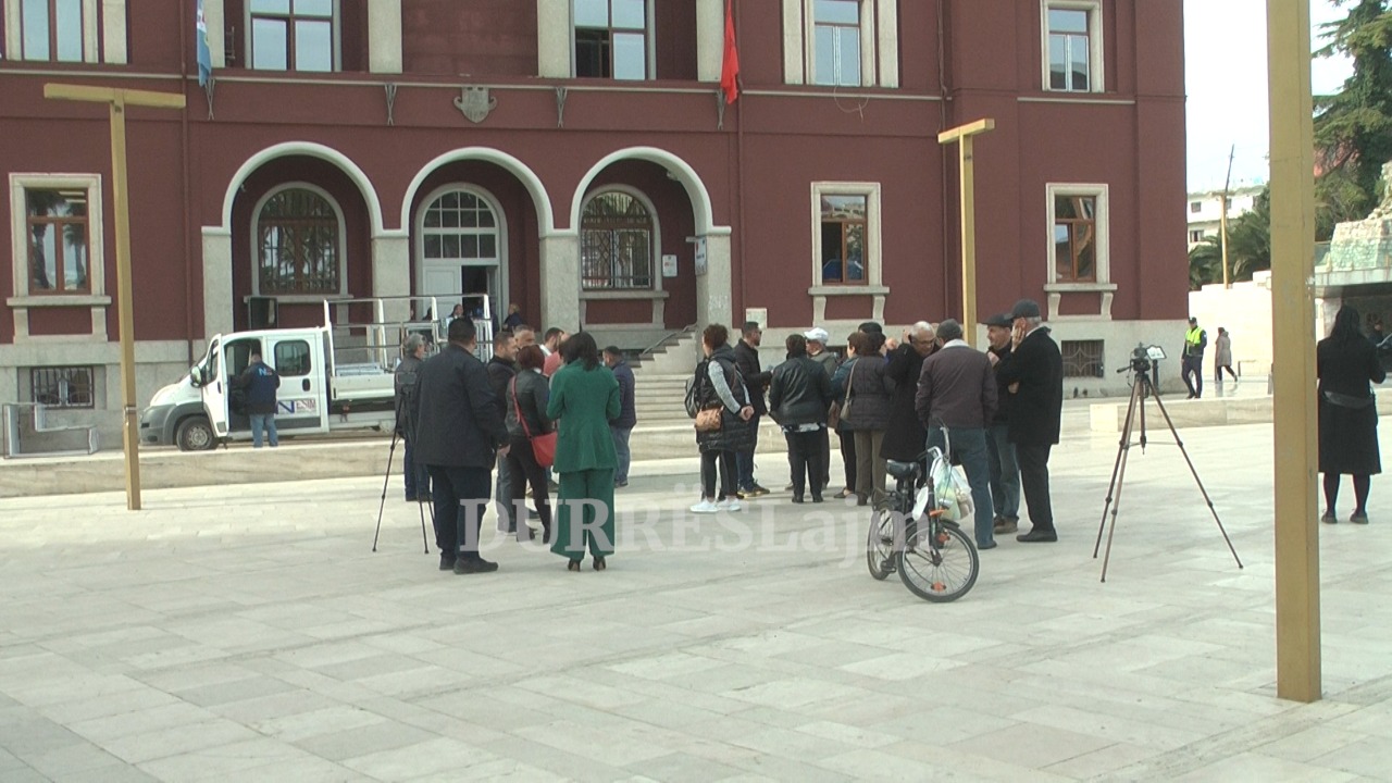 2.5 vite nga tërmeti, fati i pallatit 12-katësh në Durrës ende nuk dihet. Banorët: Për tekat e dikujt, ne nuk futemi në shtëpitë tona (VIDEO)