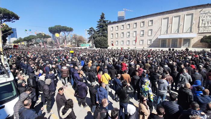 Protesta në Shqipëri, Deutsche Welle: Ndër më të varfrit e me çmimet më të larta