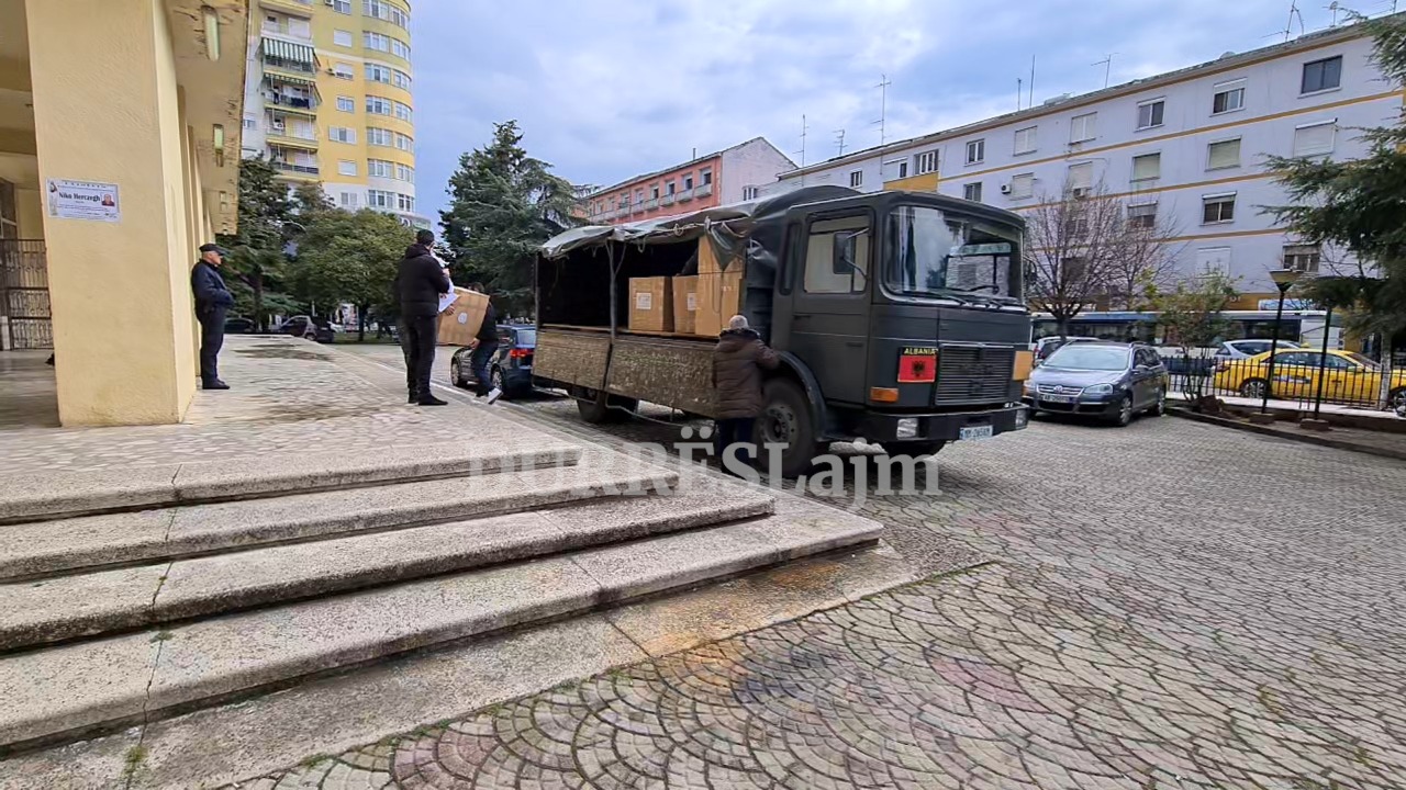Mbërrijnë materialet zgjedhore në Durrës pranë 4 KZAZ-ve (VIDEO)