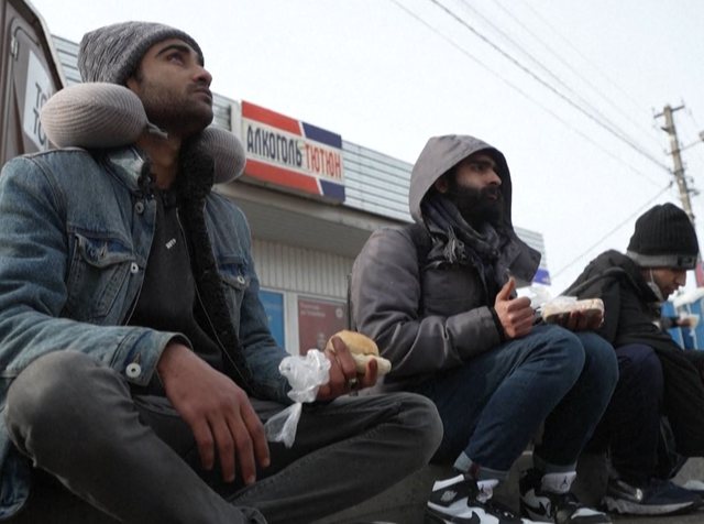 Të ngecur në kufirin ukrainas, të huajt thonë se po trajtohen si qen