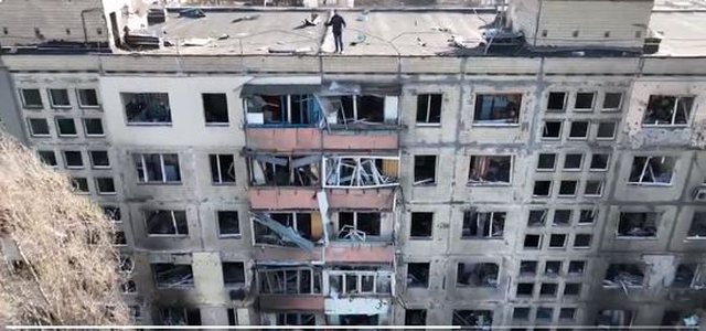 Dramat nuk kanë fund/ Rusët vrasin 10 persona teksa po prisnin në radhë për bukë