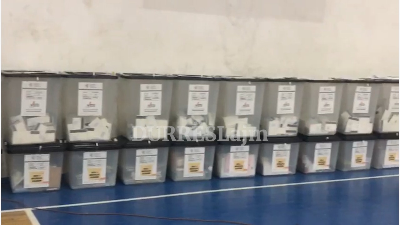 Durrës, mbërrijnë në KZAZ kutitë e para të votimit (VIDEO)