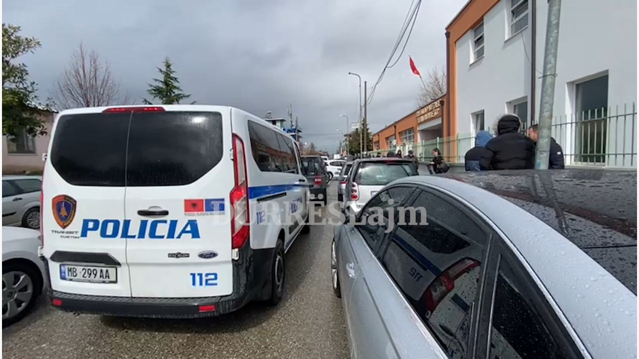 Konflikt dhe tensione në një QV në Durrës, dhëndri i Berishës nuk lejohet nga militantët e PS-së