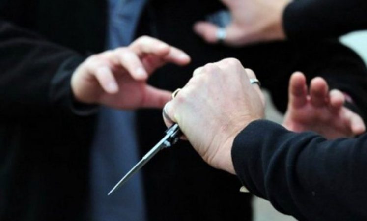 E rëndë/ Babai plagos disa herë me thikë djalin e tij, i riu dërgohet në gjendje të rëndë në spital