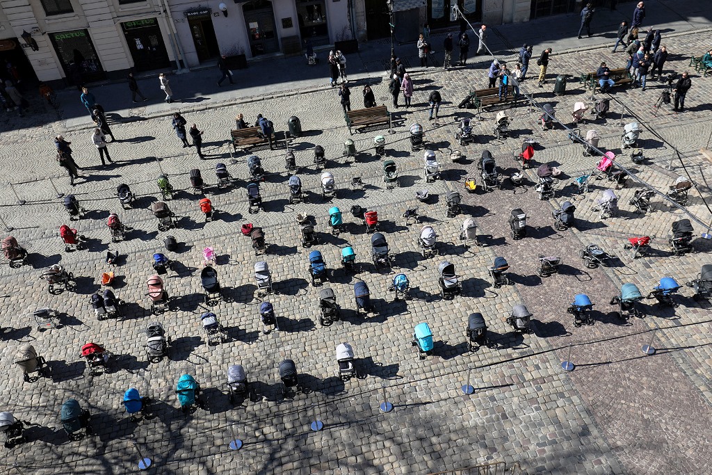 109 karroca boshe vendosen në qendër të Lvivit për të kujtuar fëmijët që u vranë nga rusët