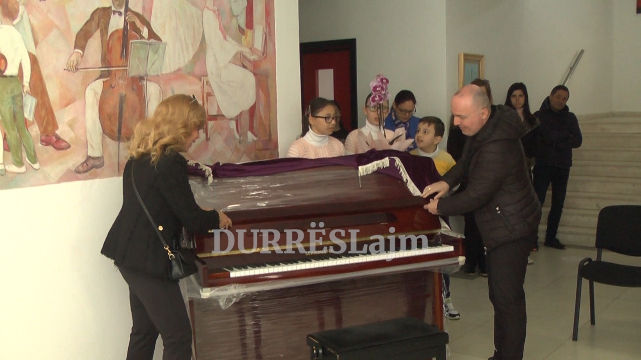 Koncerti i bamirësisë i organizuar si ndihmë për tërmetin, shkollës &#8220;Jan Kukuzeli&#8221; në Durrës i dhurohen dy piano të reja (VIDEO)