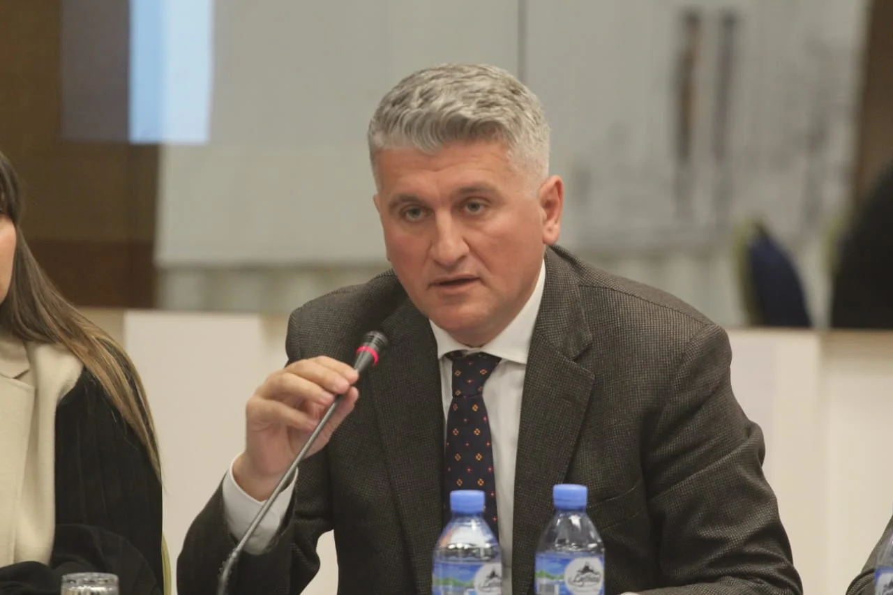 Gjekmarkaj-Bashës: Duhet të dorëhiqeni bashkë me Berishën, të ngrihet një komision i përbashkët për të pajtuar partinë