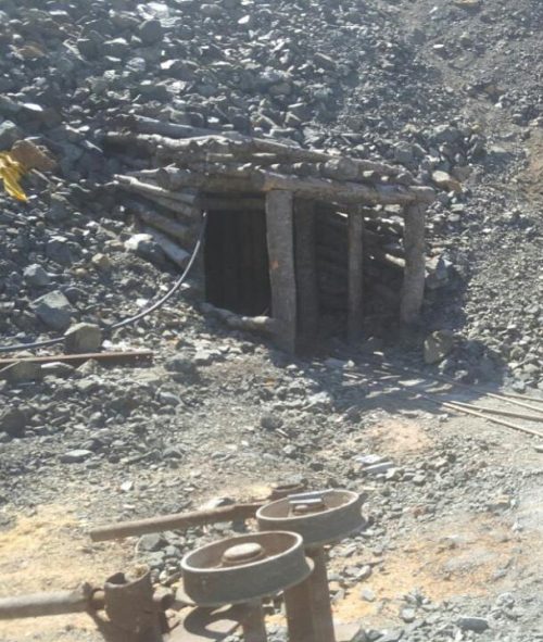 Shembja e galerisë së kromit, policia: Një i vdekur, dy persona ende të bllokuar nën tokë