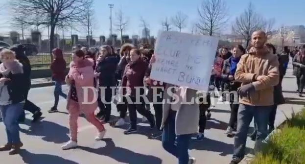 Protestë &#8216;surprizë&#8217; në Durrës, punonjëset e fasonerisë bllokojnë rrugën në hyrje të qytetit (VIDEO)