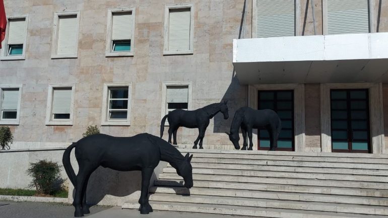 Tre kuaj të zinj vendosen para Kryeministrisë, ja çfarë do të ndodhë me instalacionin