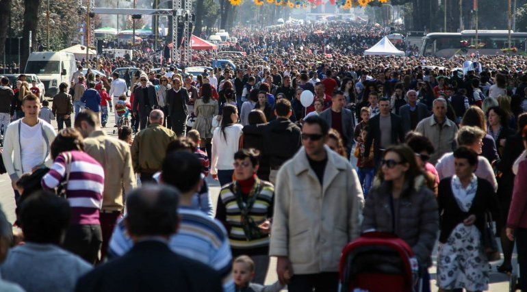 Shqipëria ndër vendet me popullsinë më të re në Europë në vitin 2021, por plakja po vjen me shpejtësi