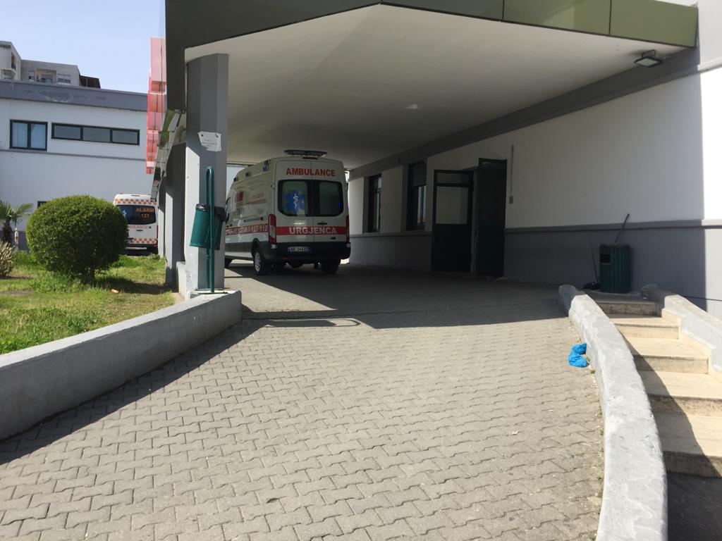 Helmohen punonjëset e një kompanie në Durrës, përfundojnë në spital