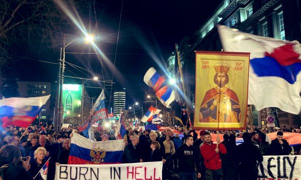 “Digju në ferr”, serbët festojnë në shesh për vdekjen e ish-sekretares amerikane Albright