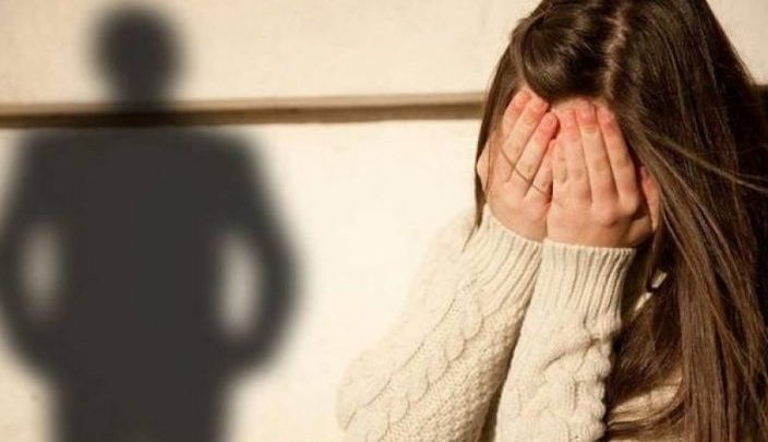 Ngacmoi seksualisht 16-vjeçaren, ndalohet 52-vjeçari, procedohet një tjetër për moskallëzim të ngjarjes