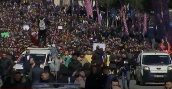 “Boll na vodhët”! Shqiptarët ngrihen masivisht në protestë kundër rritjes së çmimeve, mbushet i gjithë bulevardi