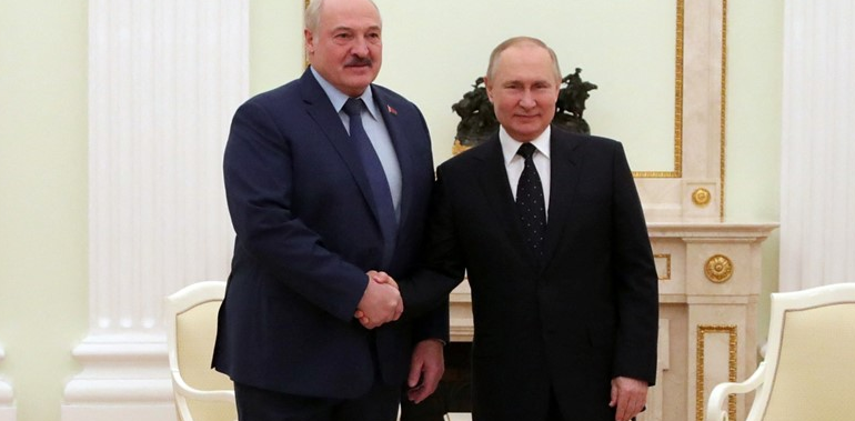 Putin takon Lukashenkon: Ndryshime pozitive në negociatat me Ukrainën