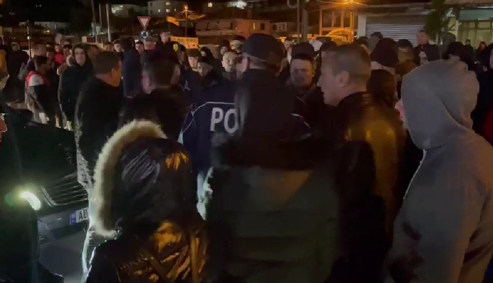 Përplasjet mes efektivëve dhe protestuesve, policia shoqëron organizatorin e protestës (EMRI)