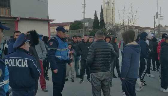 Durrës, efektivët e policisë përpiqen të ndalojnë qëndrimin e protestuesve në rrugë (VIDEO)