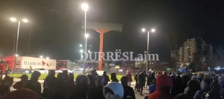 Durrës/ Zmbrapsen protestuesit, policia i ndjek nga pas, pritet të bllokohet një rrugë e rëndësishme (VIDEO)